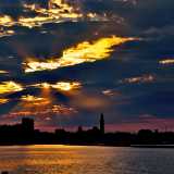 Al tramonto segue il crepuscolo: il sole � ormai sotto l'orizzonte ma la sua luce dai toni caldi, rossi, violacei e dorati si diffonde ancora nel cielo....(foto di Gianni Scagliola)